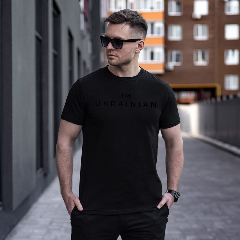 Футболка чоловіча однотонна чорна Pobedov Peremoga - I'M UKRAINIAN наклейка чорна, POB_00000007201