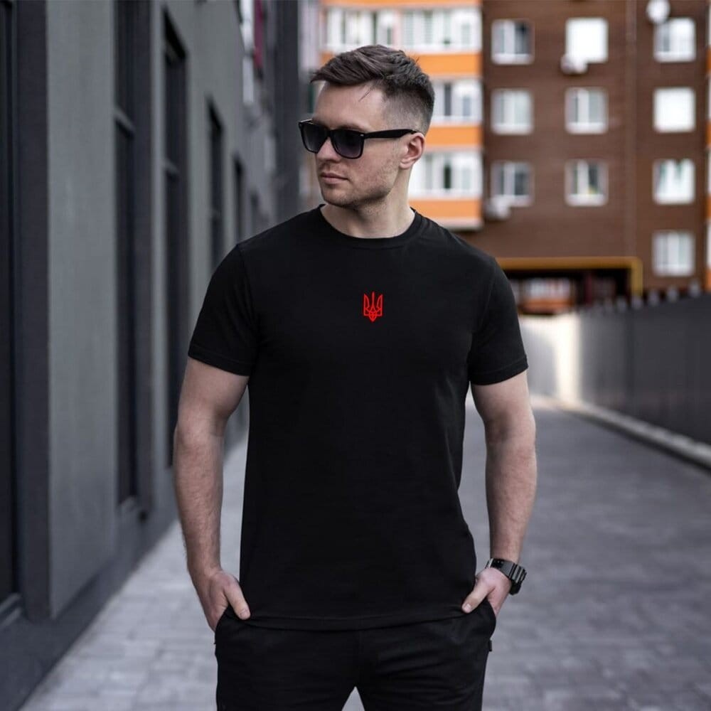 Футболка чоловіча однотонна чорна Pobedov Peremoga - наклейка Герб 4см червона, POB_00000007435