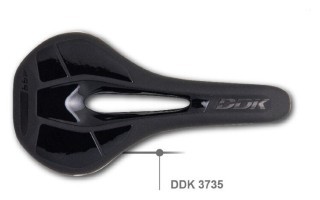 Седло спортивное с отверстием DDK 3735 272*140 черный (черный с белым)